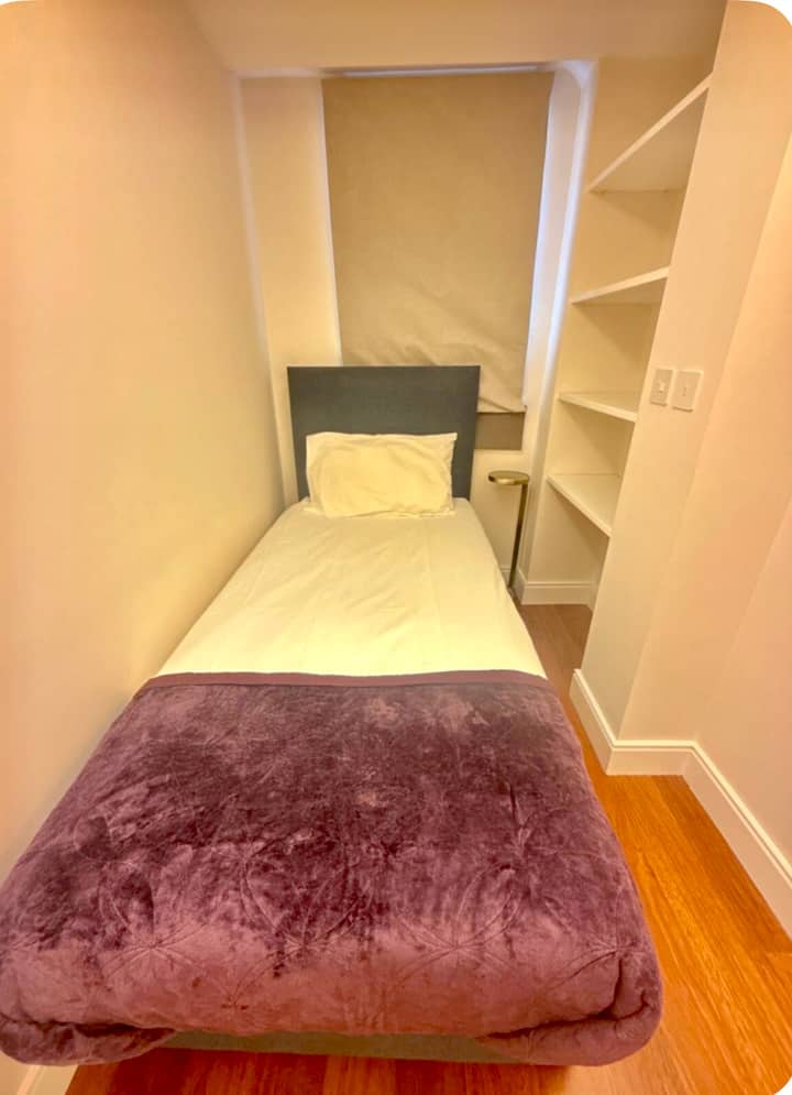Suelos de nogal americano con una cama individual ideal para que duerman los niños o un tercer adulto. Amplio y con dos ventanas.