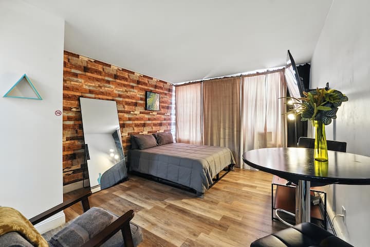 Studio, Port Authority Bus Route - Secaucus