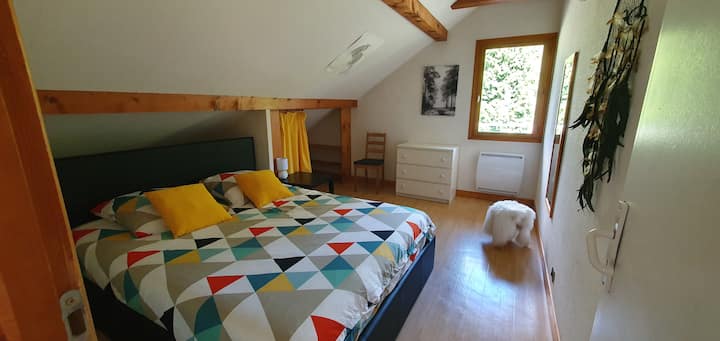 La chambre donne côté forêt avec ruisseau, nature et  calme absolu ! 