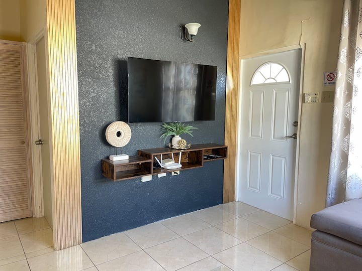 Solar Equipped King Bed Portmore Gated Comm - Jamaica