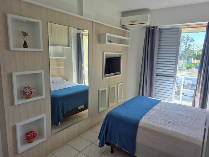 Quarto suite com cama de casal  e tv smart.