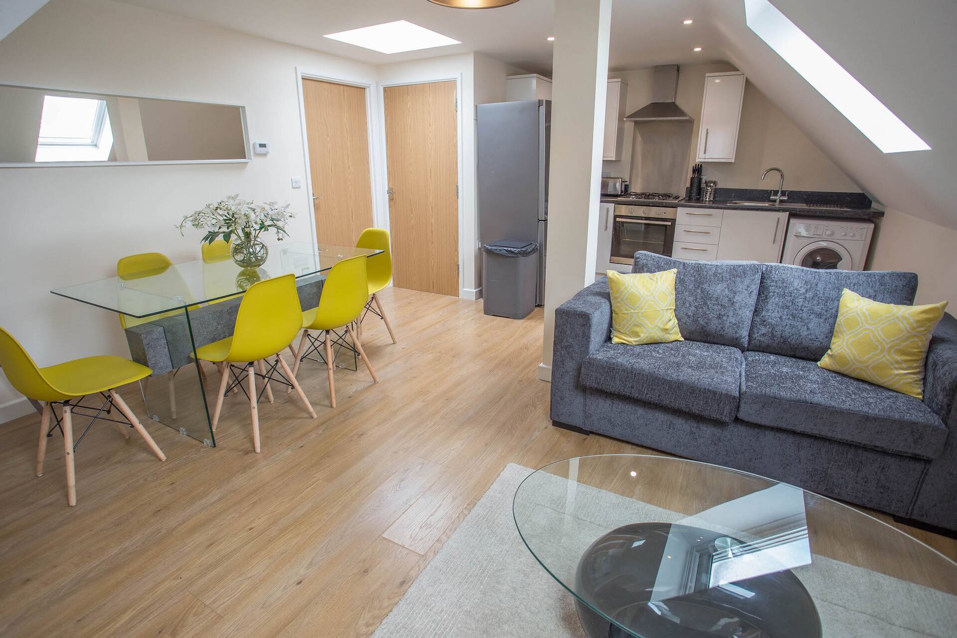 Oxford Stylish 2BR Apartment | Parking | Bicester