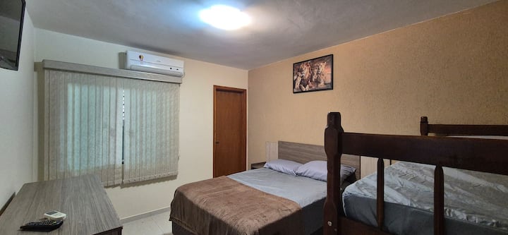 Suite with air conditioning, smart TV, double bed and a bunk bed!