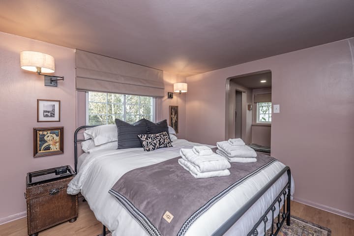 Spavaća soba s bračnim krevetom