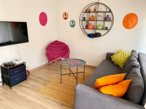Anuncio de Airbnb popular: Beach apartment in Sitges, balcony+private patio en Sitges