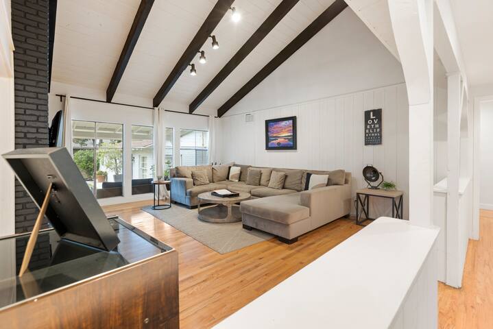 Blue Door Oasis 5 min from Universal and Hollywood gallery image 2