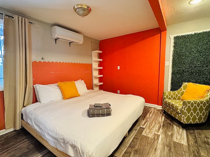 Schlafzimmer #2 mit Kingsize-Bett