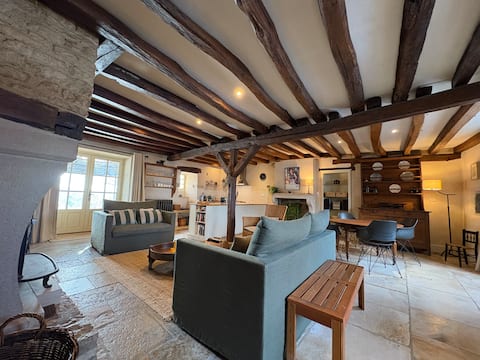 Popular Airbnb listing: Superb farmhouse, garden,view,near Semur-en-Auxois in Côte D’or
