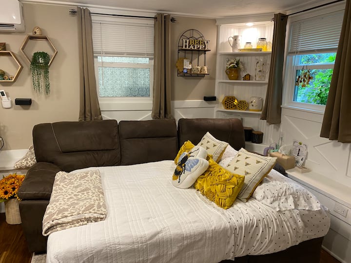 The sofa bed is available for those who need it.  We generally make it in advance so it is ready upon arrival!