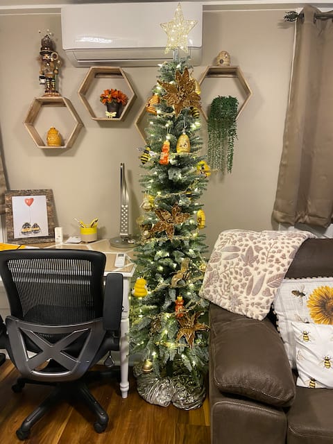 Air Bee-n-Bee Hive– Unique Themed Creative Retreat