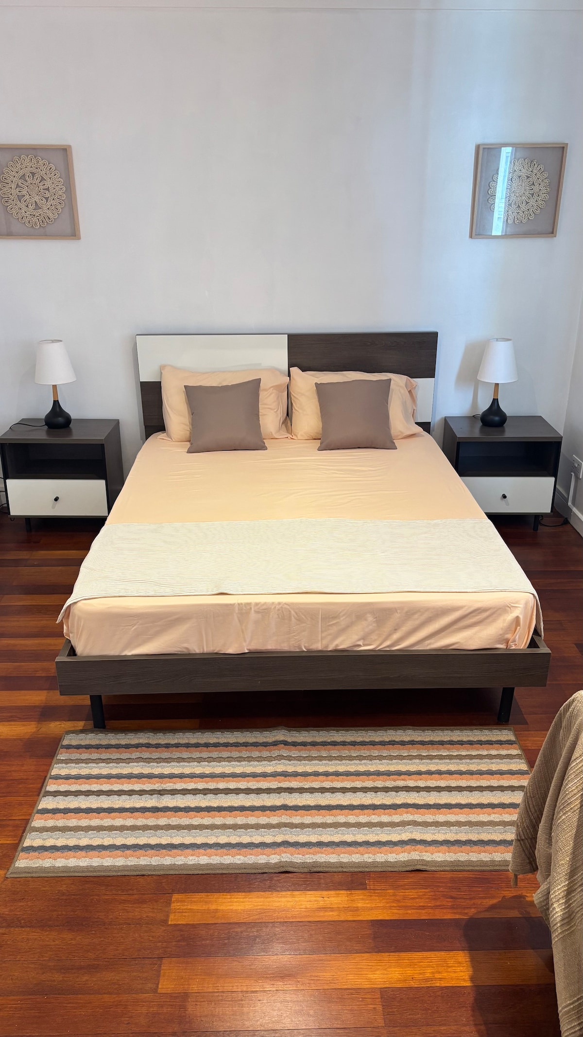 Det stora sovrummet erbjuder gott om utrymme och komfort, med en ansluten toalett och dusch. En mysig soffa ger en extra touch av avkoppling — perfekt för att läsa eller helt enkelt varva ner efter en dag på stranden