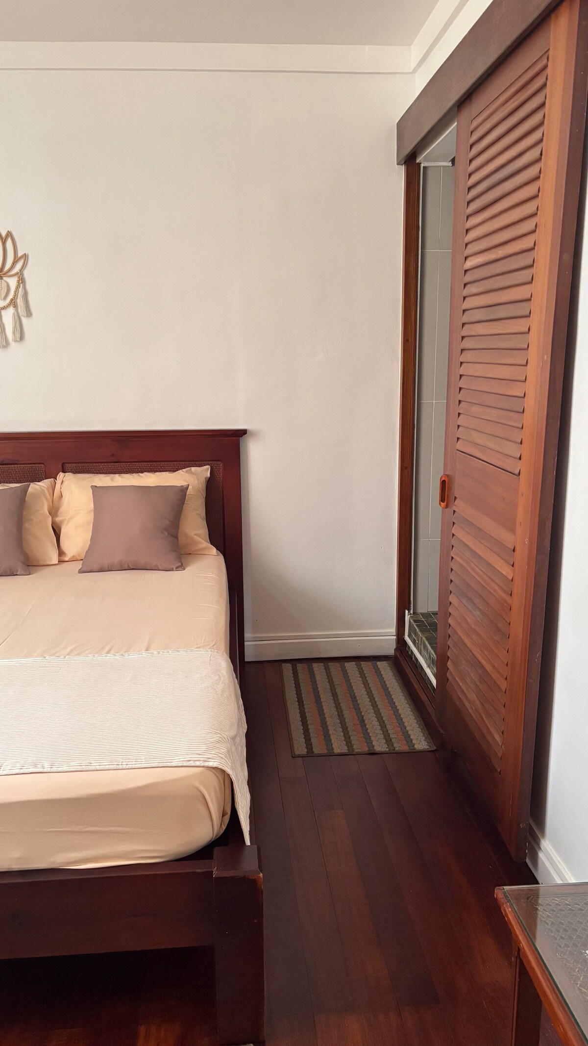 Bekvämt andra sovrum med eget badrum — mysigt, privat och perfekt för avkoppling.