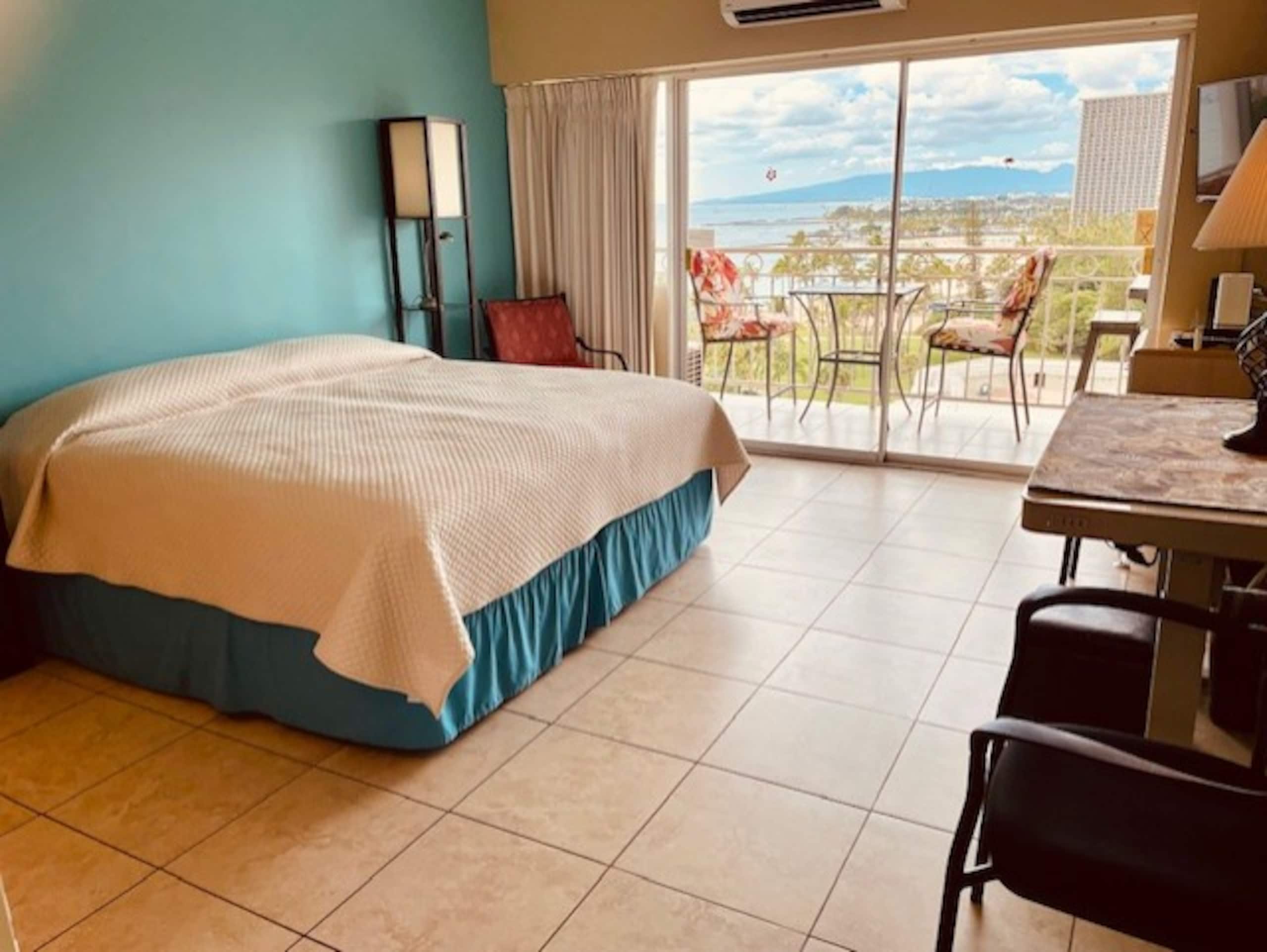Condo in Honolulu · ★4.93 · Studio · 1 bed · No bathroom - Image 3
