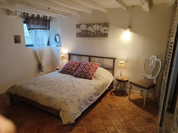 chambre 4 dans un logement familial accolé à la partie gîte avec les espaces de vie et les 3 Premières chambres
l espace familial dispose de deux chambres de sa salle de bain et  WC
les entrées de l espace familial et du gîte sont espacées de 6 m