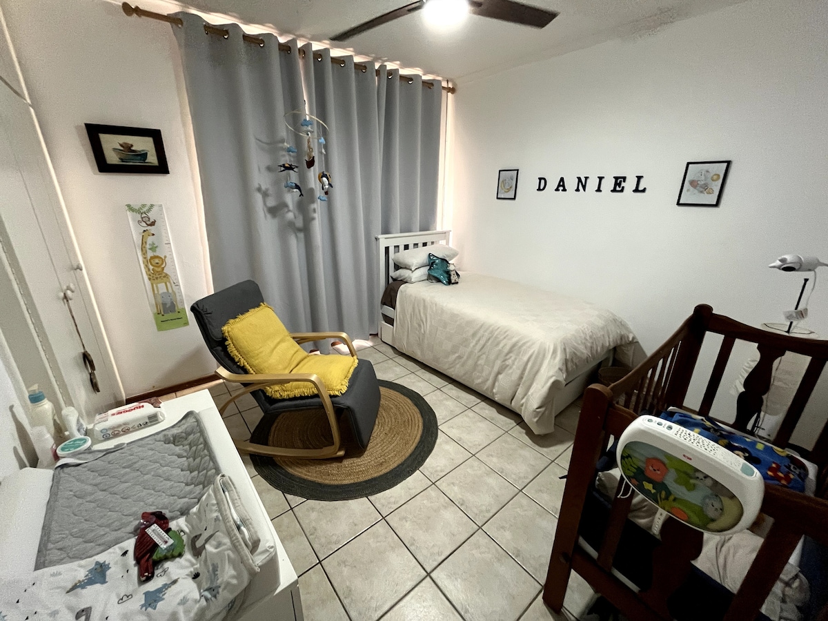 Druhá posteľ sa vysúva spod samostatnej postele. 