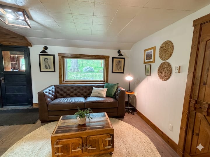 Twin Creeks Cabin | 8-acre Farm | Near Glacier - Montana
