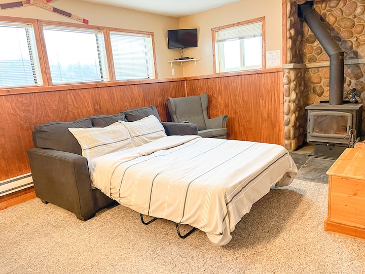 Este sofá cama se encuentra en un sótano de espacio abierto; no es un dormitorio amurallado.