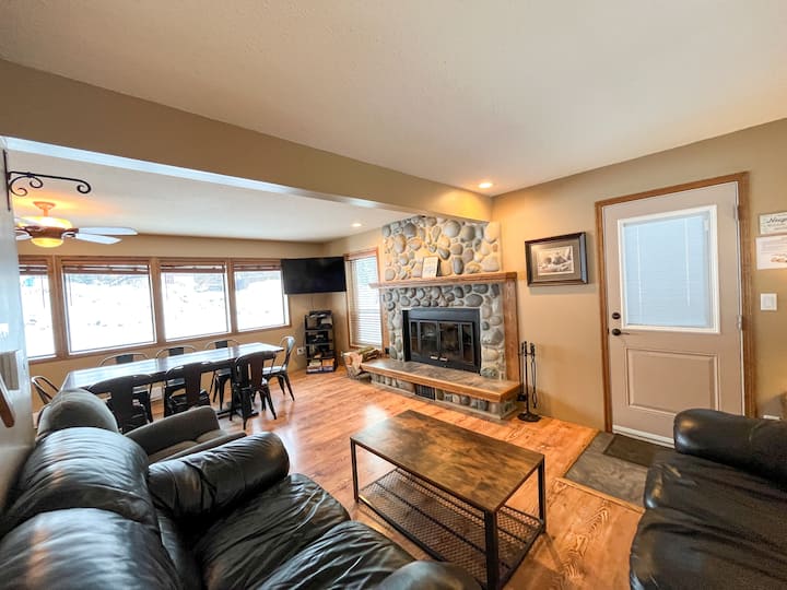 “The Lazy Sasquatch”: Cozy Mountain Getaway - British Columbia