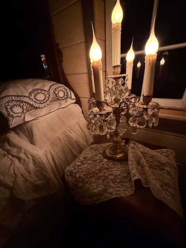 Beautiful antique incandescent lamps with two brightness settings.