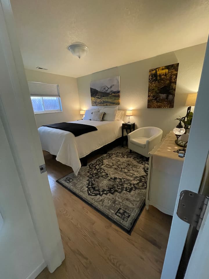 主卧配备标准双人床、遮光窗帘、全新55英寸智能电视、风扇、梳妆台和衣柜、行李架