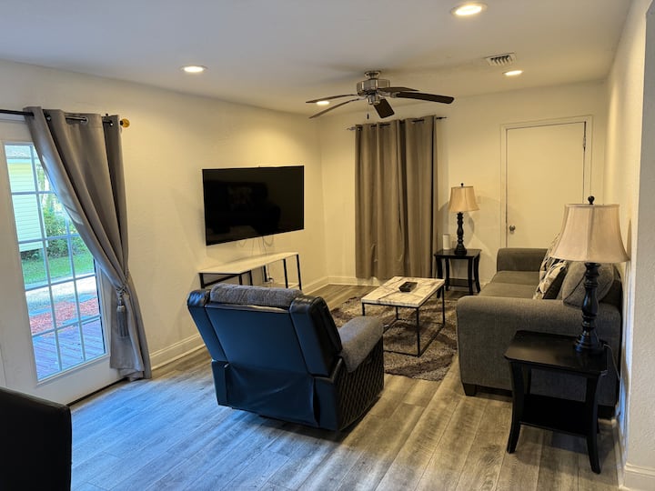 The Community Renovation House & Downtown Stay - Jacksonville, FL