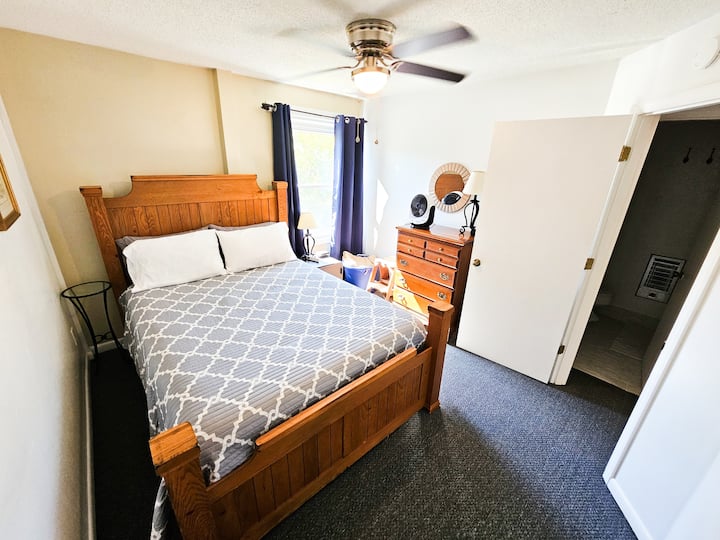 ห้องนอนนี้อยู่ที่ชั้นแรกและมีเตียงควีนไซส์ (คอนโดอยู่ชั้น 2) มีห้องน้ำอยู่ด้านนอกห้องนี้ ห้องนี้ยังมีประตูที่นำไปสู่โถงทางเดินที่มี deadbolt และ chain lock