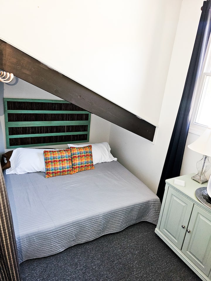 ห้องนอนนี้อยู่ชั้นบนข้างห้องน้ำ เป็นเตียงคิงไซส์เพียงเตียงเดียวและเตียงอยู่บนโครงเตี้ยดังนั้นคุณต้องคลานเข้าไปในเตียง ไม่มีประตูจริงในห้องนี้แต่เป็นผ้าม่าน