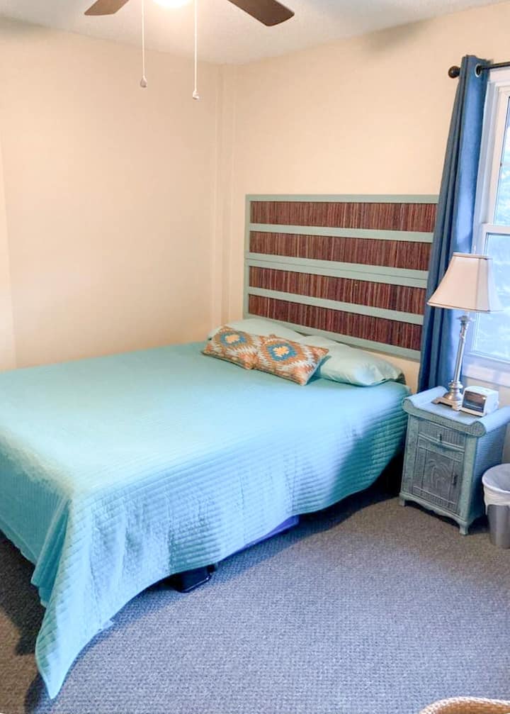 ห้องนอนนี้ตั้งอยู่ที่ชั้น 1 ของคอนโด (แต่คอนโดตั้งอยู่ที่ชั้น 2) เป็นห้องนอนเดียวที่มีห้องน้ำอยู่ห่างจากห้องโดยตรง