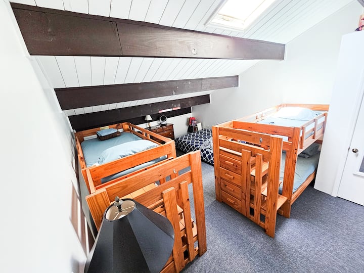 ห้องนอนนี้ตั้งอยู่ชั้นบนและมีเตียงสองชั้นสองหลังและเตียงควีนไซส์! นอกจากนี้ยังมีเครื่องนอนและสกิลไลท์ที่สวยงาม! (นี่เป็นห้องเดียวที่ไม่สามารถดับไฟด้วยม่านทึบแสงได้เพราะมีสกิลไลท์อยู่) 