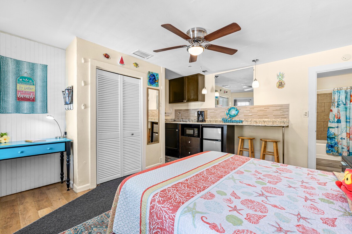 Successful Airbnb property: Coconut Palm*hotel style suite*only 5miles 2beach in West Lealman
