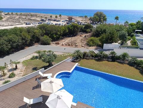 Beachfront Luxury Villa Idania