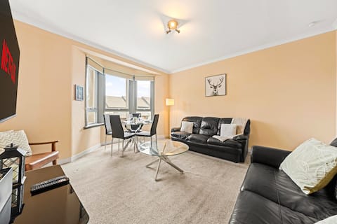 Top performing Airbnb: Bright & Modern Family Apartment near City Centre in Southside