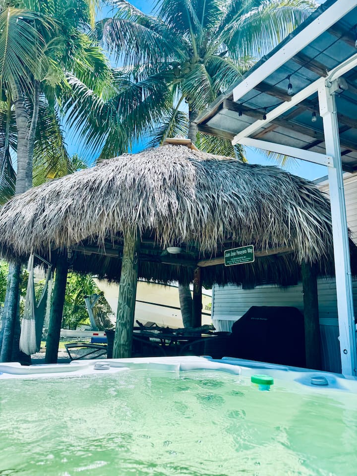 Ocean-inspired Key Largo Coconut Cottage - Key Largo, FL