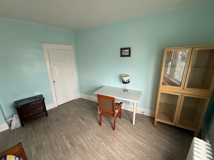 Nice Bedroom Available At Downtown St.catharines - St. Catharines