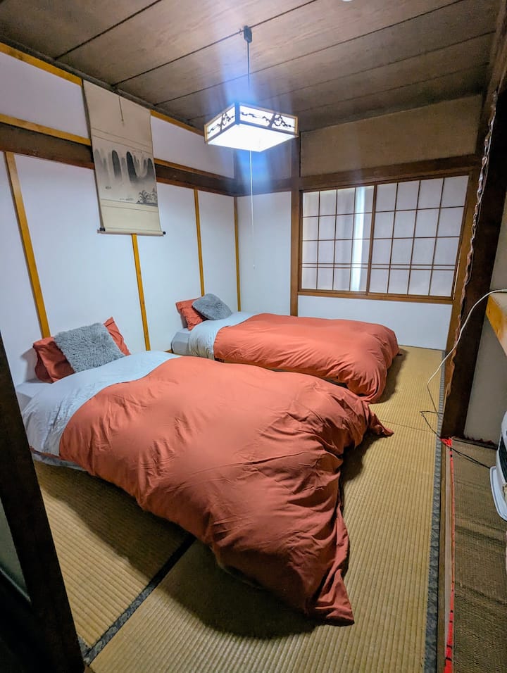 ห้องนอนทาทามิ #1 ตั้งอยู่ที่ชั้น 1 ด้านหลังบริเวณเลานจ์