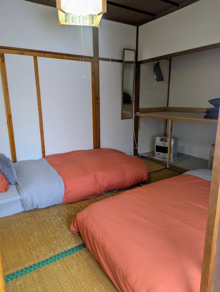 ห้องนอน 2 ตั้งอยู่บนชั้น 2