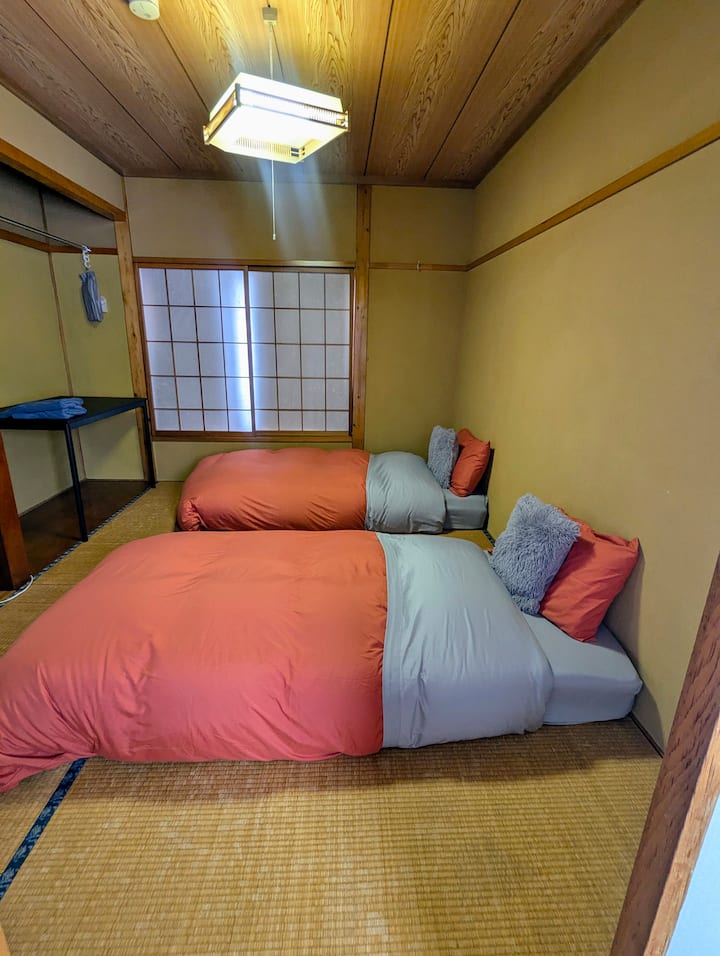 ทาทามิ #3 ตั้งอยู่บนชั้น 2  ห้องนี้สามารถรองรับฟูกนอนได้สูงสุด 3 ฟูกหากมีกลุ่มใหญ่