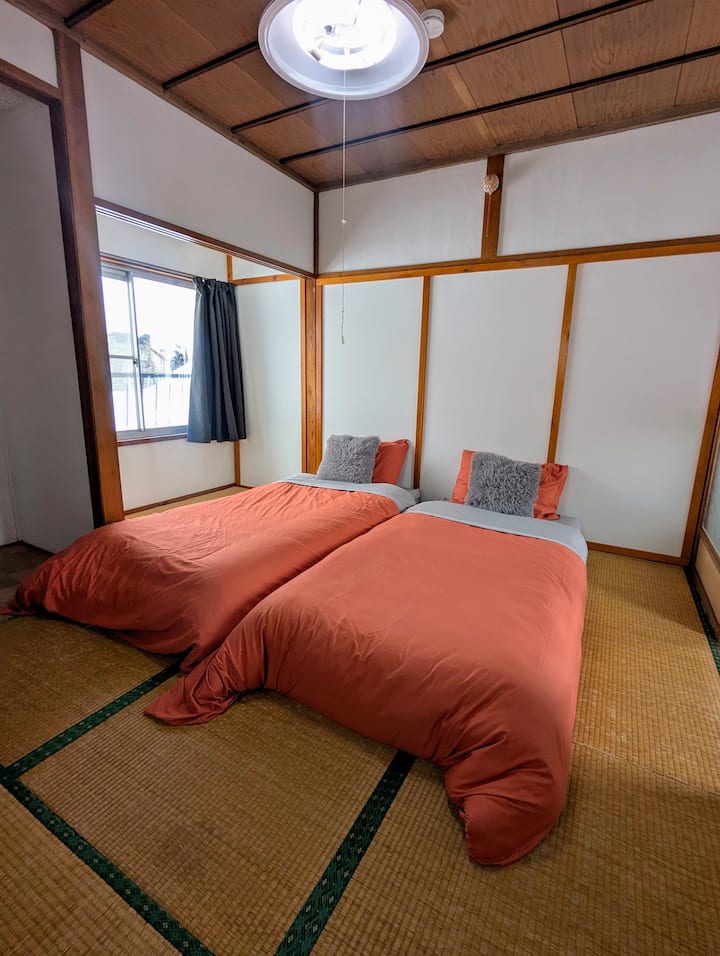 ทาทามิ #3 ตั้งอยู่บนชั้น 2  ห้องนี้สามารถรองรับฟูกนอนได้สูงสุด 3 ฟูกหากมีกลุ่มใหญ่