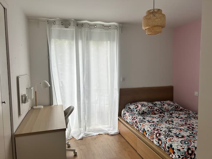 Kancelárska časť izby: svetlá a tichá, ideálna na prácu na diaľku.