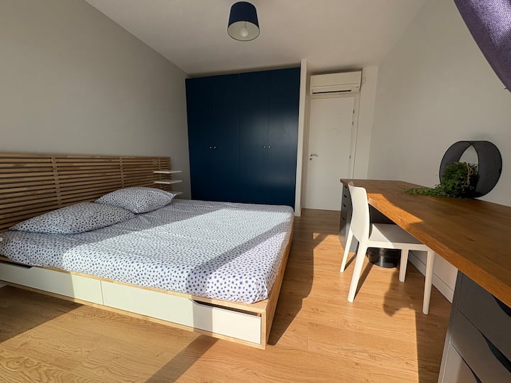 Spálňa so 160 cm posteľou a priestorom na písací stôl.