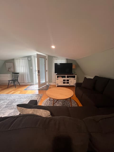 Top Airbnb: The Nest:Charming Tree Streets Studio w/King Bed in Johnson City