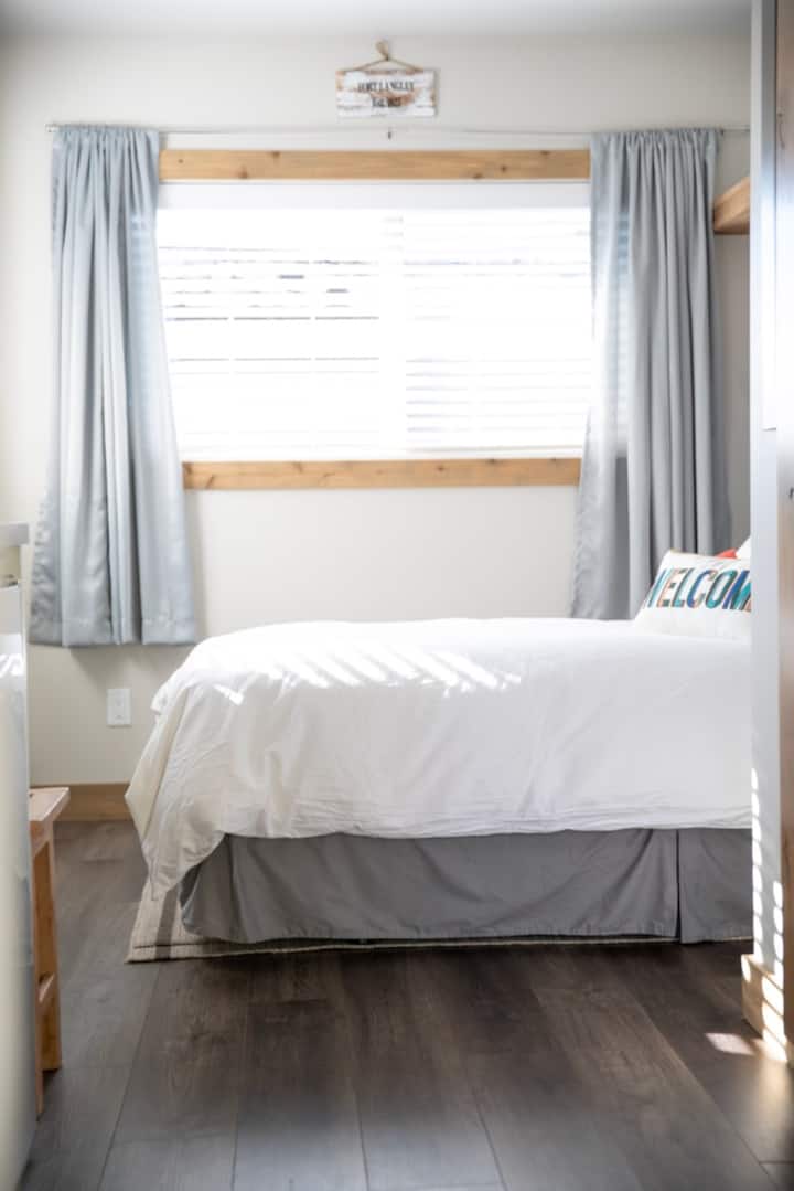 HII NI SEHEMU YA STUDIO ILIYO NA KITANDA CHENYE UKUBWA MARADUFU. 
KITANDA NA CHUMBA CHA KUPIKIA VIKO KATIKA SEHEMU MOJA ILIYO WAZI, NDOGO.   