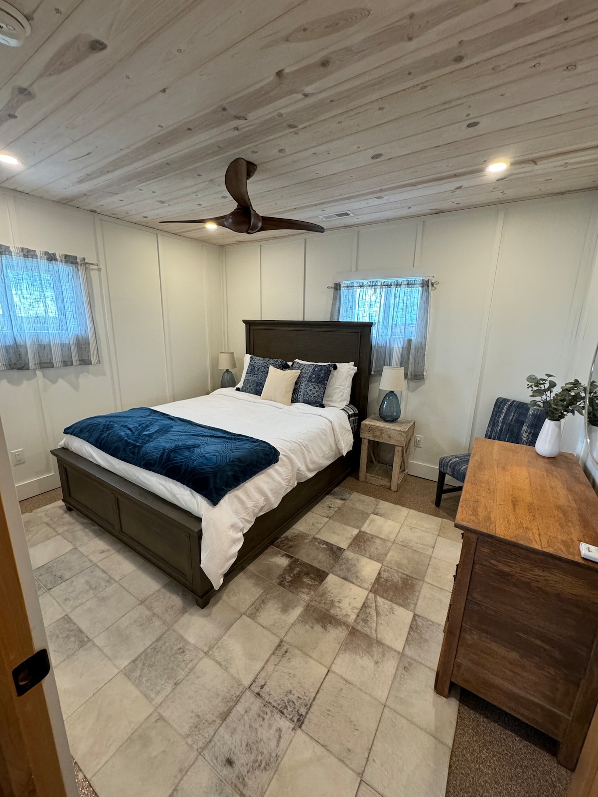 标准双人床卧室 