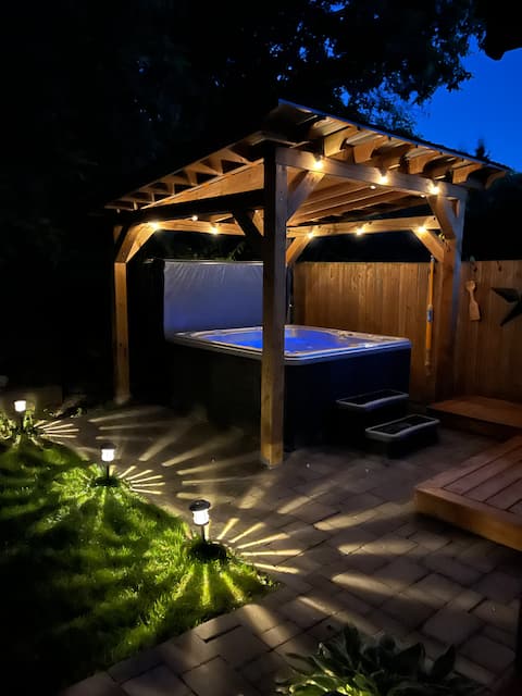 Downtown Escape- Cozy Updated Home with Hot Tub