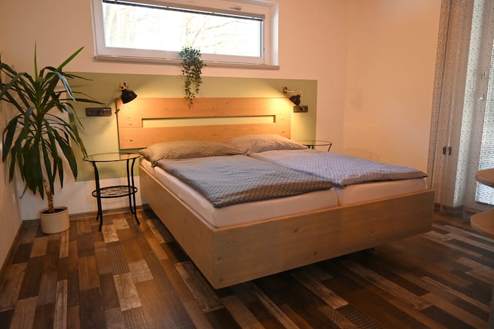 Prizemlje s desne strane, krevet 160 x 200 cm