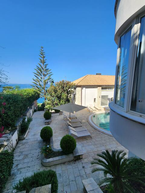 Villa Aphrodite (direct access to beach & pool)