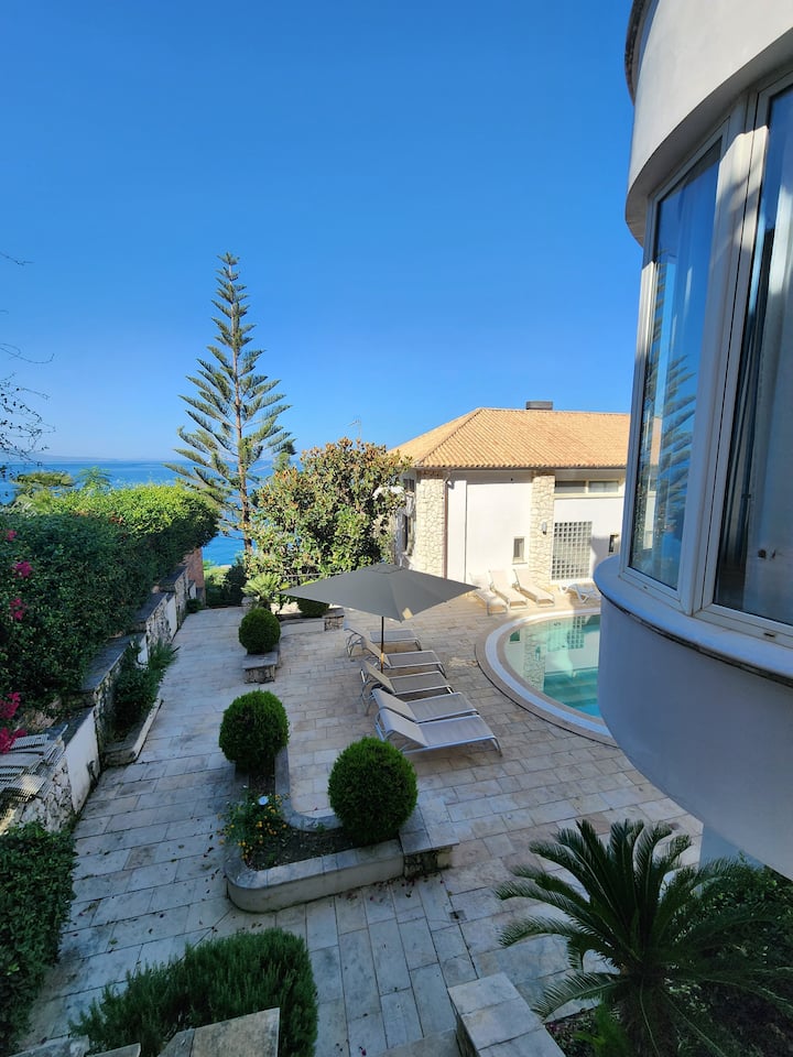 Villa Aphrodite (direct access to beach & pool)