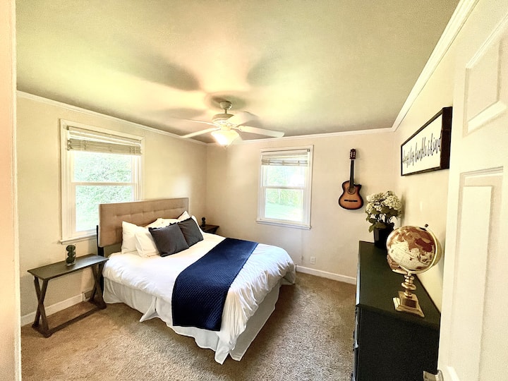 Guest Room #2: Queen bed