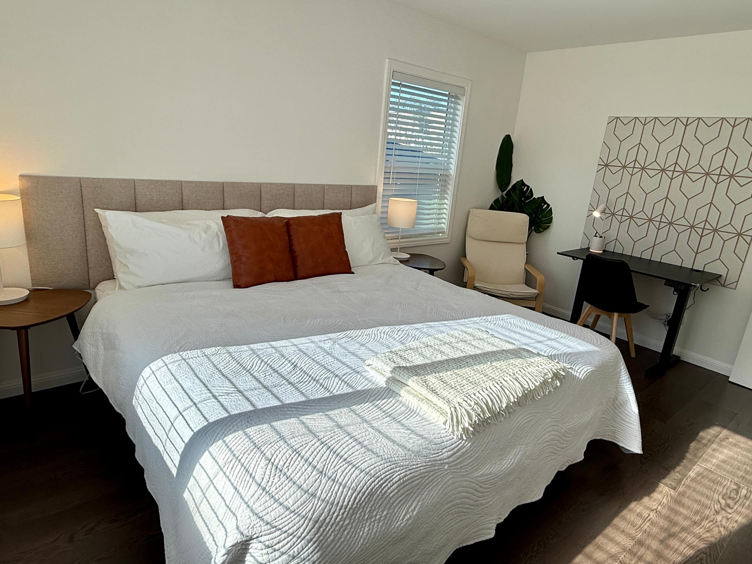 Home in South San Francisco · ★4.92 · 2 bedrooms · 2 beds · 1 private bath - Image 11