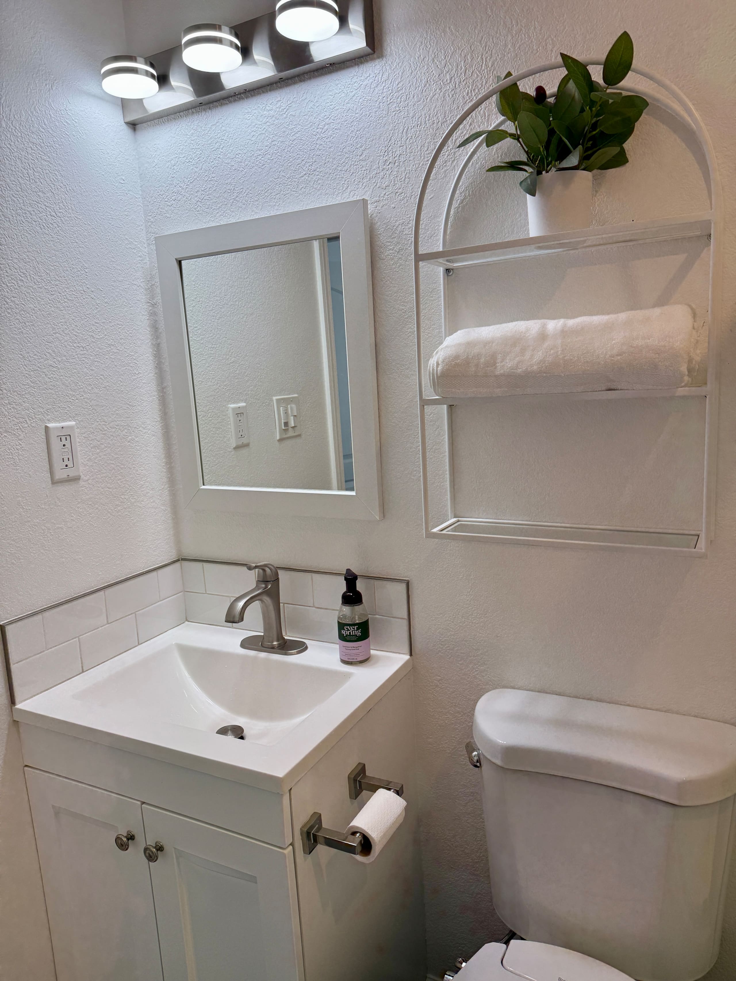 Home in South San Francisco · ★4.92 · 2 bedrooms · 2 beds · 1 private bath - Image 20